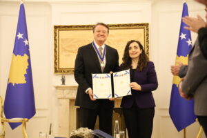 Presidentja Osmani dekoroi Hasan Arat me “Medaljen Presidenciale të Meritave”